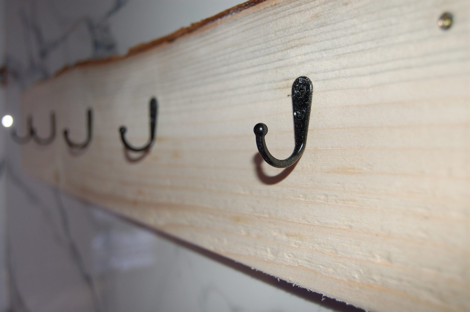 Log slab coat hook - Image 2