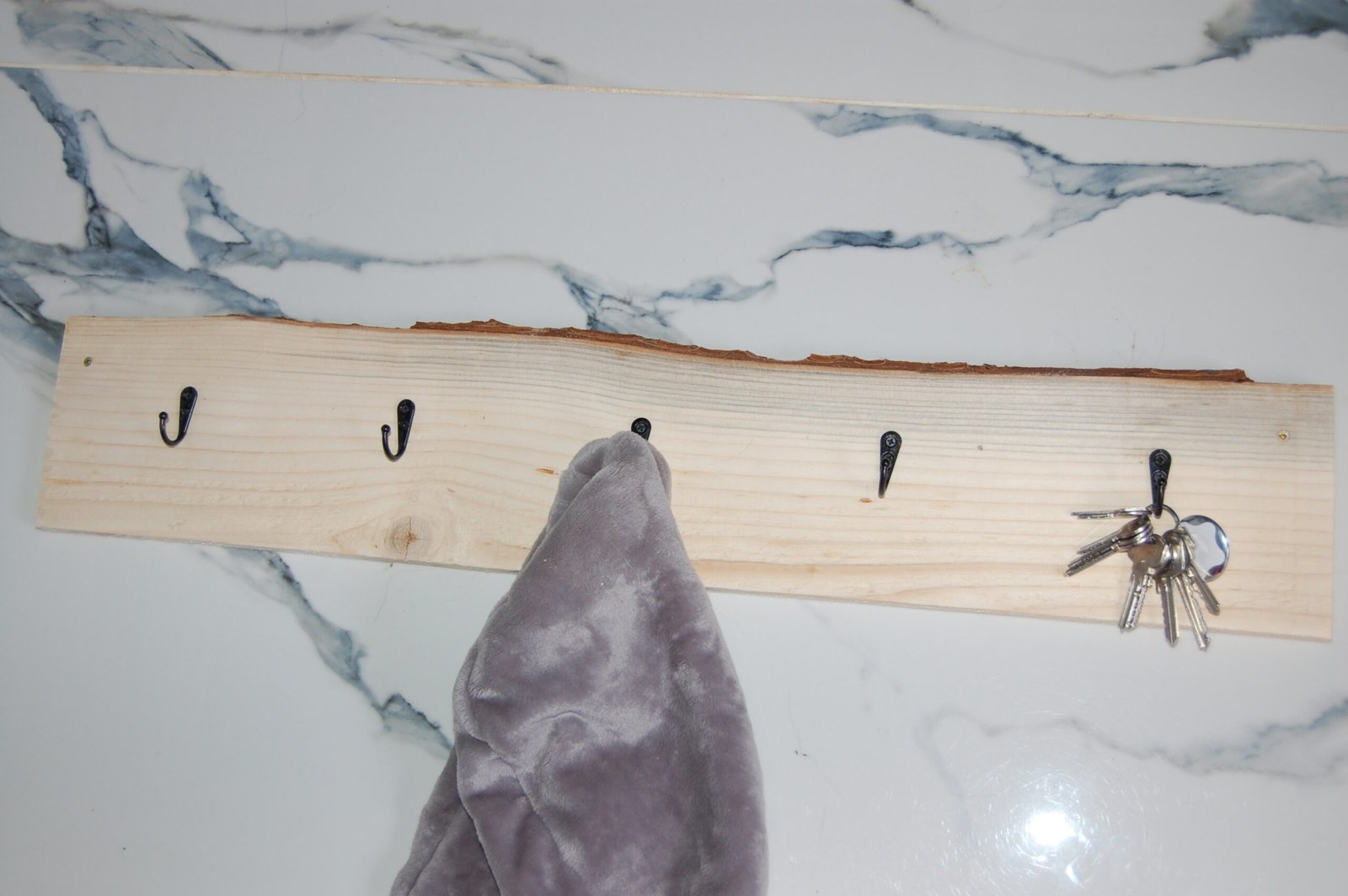 Log slab coat hook - Image 3